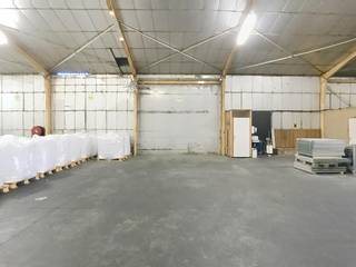 Entrepôt/atelier d'environ 2 150 m² situé dans la zone industrielle de Tielt-Zuid à Tielt.<br /><br />Spécifications :<br />- 4 portes sectionnelles - 2 sur la paroi avant, 2 sur la paroi latérale<br />- hauteur : env. 6 m<br />- sol en béton ciré<br />- lucarnes<br />- électricité <br />- éclairage<br /><br />Possibilité de louer un espace extérieur supplémentaire, adapté au stockage juste à côté de l'entrepôt.<br />