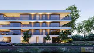 Dit penthouse is een van de twee ruimste woningen binnen RESIDENTIE ROSE GARDENS. Met 177 m² bruto oppervlakte en een 47 m² groot terras combineert het de luxe van royale verhoudingen met het uitzicht en de oriëntatie die enkel een penthouse kan bieden. De 3 meter hoge plafonds versterken het gevoel van vrijheid, terwijl kamerbrede glaspartijen licht en uitzicht de hoofdrol laten spelen. De luxe ruime keuken met centraal kookeiland is niet zomaar een plek om te koken, het is een ontmoetingsplek, een plek waar koken, praten en genieten samenvallen. Rondom de keuken ontvouwt zich een doorlopende leefzone, een royale eetruimte en living vloeien samen tot één groot geheel, waar de schaal van dit penthouse pas echt voelbaar wordt. Vanuit de living trekken de grote schuiframen uw blik vanzelf naar buiten. Het lounge<strong> </strong>terras<strong>,</strong> gericht op de middag- en avondzon, is geen toevoeging maar een volwaardig verlengstuk van de leefruimte. Hier verschuift de dag moeiteloos naar de avond: van een rustig koffiemoment tot lange zomeravonden met vrienden. De master suite is opgevat als een privésfeer binnen dit penthouse, compleet met dressing en een badkamer die luxe ademt. Een grote tweede slaapkamer garandeert comfort voor gasten of familie. Daarnaast zijn er doordachte functies die dit penthouse praktisch én aangenaam maken: zoals een comfortabele berging toegankelijk vanuit de keuken, en een apart gastentoilet. Dit is het penthouse dat zich onderscheidt van alle andere: de schaal, de elegantie van verfijnde architectuur, en de beleving van wonen in het licht.<br /><br />Grondaandeel: €89.000 + 12% (€10.680) registratierechten<br />Constructie: €613.755 + 21% (€128.888,55) BTW<br />Totaal: €842.323,55<br />*Incl. 1 ondergrondse staanplaats met 1 ondergrondse berging.<br /> 