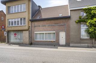 Deze woning is gelegen in het centrum van Kruibeke in de Bazelstraat 51, dus vlot bereikbaar en dicht bij centrum en alle noodzakelijke...