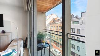 Modern gemeubeld appartement gelegen in een klein recent gebouw op centrale ligging nabij het centrum en het albertstrand. Samenstelling: open keuken voorzien van alle toestellen, gezellige living met zit- en eethoek uitgevend op terrasje vooraan. Apart toilet, 2 ruime slaapkamers, bad - en douchekamer. Slechts één appartement per verdiep. Alleen 2de verblijf mogelijk. Deelname syndickosten ff 100 EUR/maand.