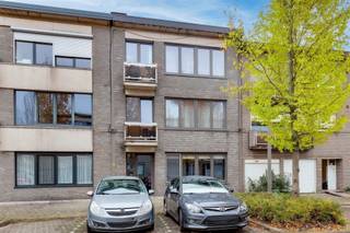 <p><span>Dit </span><span>gerenoveerde appartement </span><span>van ca. 80m² combineert </span><span>twee slaapkamers </span><span>en een </span><span>terras </span><span>met een bijzonder rustige en groene ligging aan de Vijf-Aprilwarande. Hier woon je rustig, terwijl de centra van Mortsel en Edegem vlot bereikbaar zijn.</span></p><p><span> </span></p><p><span>Cafés, restaurants, winkels en het openbaar vervoer bevinden zich in de directe omgeving. Ook verschillende scholen en het groene </span><span>Fort 5</span><span> liggen op wandelafstand.</span></p><p><span>Het gebouw is kleinschalig (lage vaste kosten!), en bestaat uit slechts 3 appartementen.</span></p><p><span> </span></p><p><span>Bovendien is er achter het gebouw nog een </span><span>garagebox </span><span>die bij aangekocht kan worden voor </span><span>25.000 euro</span><span>.</span></p><p><span> </span></p><p><span>Tweede verdieping</span></p><p><span>- appartement (80m²) met 2 slaapkamers en terras (5m²)</span></p><p><span>- EPC label B: 172 kWh/(m²jaar)</span></p><p><span> </span></p><p><span>Algemeen gebouw</span></p><p><span>- individuele meters voor elektriciteit</span></p><p><span>- gemeenschappelijke meter voor water en verwarming</span></p><p><span>- individuele CV op aardgas</span></p><p><span>- privatieve kelders aanwezig</span></p><p><span> </span></p><p><span>Troeven</span></p><p><span>- Bovenste verdieping</span></p><p><span>- Volledig gerenoveerd</span></p><p><span>- Topligging</span></p><p><span> </span></p><p><span>Ben jij geïnteresseerd in dit appartement te koop in Mortsel, ben je op zoek naar ander vastgoed of wens je de waarde van jouw eigendom te kennen? Dan ben je bij BOLT immo aan het juiste adres! Wij helpen jou graag verder.</span><span> </span></p><p><span> </span></p>