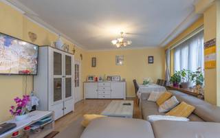 <p>Appartement agréable avec 2 chambres à Molenbeek-Saint-Jean<br />Situé au deuxième étage – avec ascenseur</p>
<p>Ce charmant appartement deux chambres se trouve dans un quartier dynamique de Molenbeek-Saint-Jean, à distance de marche des commerces, des écoles et des transports en commun. Grâce aux axes routiers à proximité, vous profitez également d’une connexion fluide vers le centre-ville et les communes avoisinantes.</p>
<p>En entrant, vous accédez à un vaste hall d’entrée doté d’armoires encastrées. Les grandes fenêtres et l’orientation sud offrent un séjour lumineux et agréable. La cuisine séparée et équipée propose un espace de rangement supplémentaire et une belle fonctionnalité. L’appartement dispose en outre de deux chambres confortables et d’une salle de bain avec douche dans baignoire.</p>
<p>Atout supplémentaire : l’appartement bénéficie d’une cave privative, idéale pour un espace de stockage supplémentaire.</p>
<p>Après quelques travaux de rafraîchissement, ce bien constitue une excellente opportunité comme nouveau foyer ou comme investissement judicieux.</p>
<p>PEB : 258 kWh/(m².an) – label E<br />Électricité : non conforme</p>