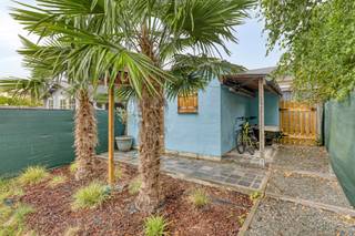 Ontdek deze leuke woning in het hart van Opwijk, dichtbij het station doch geen lawaai ervan. Met een bewoonbare oppervlakte van 102m² en een grondoppervlakte van 180m², biedt deze woonst een gezellig onderkomen.Bij binnenkomst wordt u verwelkomd in de leefruimte met strakke afwerkingen en natuurlijk lichtinval. De moderne keuken is volledig uitgerust en geeft uit op een fraaie tuin, ideaal voor gezellige barbecue-avonden of een rustige plek om te ontspannen. De woning beschikt over drie slaapkamers. De twee uitgeruste badkamers bieden met moderne tegelafwerking bieden bad- en douchevoorziening. De tuinberging biedt extra opslagruimte voor fietsen of gereedschap. Gelegen in een rustige straat geniet deze woning van een uitstekende ligging nabij het centrum met lokale winkels, scholen en openbaar vervoer. Deze woning werd quasi volledig vernieuwd anno 2015. EPC B147. Elektriciteit conform. Geen asbest. Mis deze unieke kans niet om eigenaar te worden van deze veelzijdige woning in Opwijk. Contacteer ons vandaag nog voor een bezichtiging!