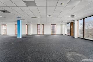 In Zwevegem treffen we deze kantoren vlak bij af- en oprittencomplex E17  ZwevegemKantoorruimte van 273 m2  met zeer vlotte verbinding naar E17 en...