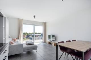 Op een uitstekende locatie in het centrum van Beerzel bevindt zich dit prachtig appartement. U bevindt zich hier op een centrale locatie, doch op wandelafstand van winkels, scholen, eet-en drankgelegenheden en het openbaar vervoer. <br /><br />We betreden het appartement via de inkomhal met apart toilet. De lichtrijke leefruimte kunt u inrichten met een gezellige zithoek en een aparte eetplaats. Aanpalend bevindt zich de keuken, dewelke voorzien is van de meest kwalitatieve toestellen. Het appartement beschikt over 1 slaapkamer, berging en de badkamer uitgerust met lavabo en douche. Op beide terrassen kunt u steeds in alle rust en privacy genieten van het mooie weer. De gemeenschappelijke kosten bedragen €50 per maand. Tot slot beschikt u over een ondergrondse autostaanplaats en bijhorende berging.<br /><br />Het appartement is onmiddellijk beschikbaar.<br /><br />U dient een bezoekaanvraag in te dienen via het zoekertje op onze website via de knop "vraag bezoek aan".<br /><br />Dit is een uitstekende opportuniteit als u op zoek bent naar een appartement op een uitstekende locatie in Beerzel. Contacteer ons voor meer informatie of neem een kijkje op www.boonstravastgoed.be .<br /><br />Bijzonderheden:<br />- Uitstekende locatie<br />- Twee terrassen <br />- Lichtrijk appartement
