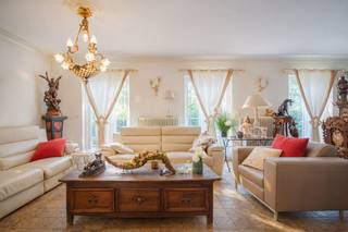 Langs de Stationsstraat 51 in Burst (Erpe-Mere) vindt u deze uitzonderlijk ruime eigendom met een volledig uitgeruste, rendabele frituur en tal...