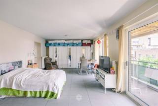 <p><span>Merelbeke - Op te frissen, lichtrijk twee slaapkamer appartement in het centrum van Merelbeke</span></p><p><span> </span></p><p><span>Gelegen op de eerste verdieping, vinden we dit twee slaapkamer-appartement in het bruisende centrum van Merelbeke.</span></p><p><span>Naast de volwaardige ruimtes geniet dit appartement verder ook een uitstekende locatie en verbinding met invalswegen.</span></p><p><span> </span></p><p><span>Enkele troeven in een notendop: </span></p><ul><li><span>Centrale ligging in Merelbeke nabij openbaar vervoer en winkels</span></li><li><span>Geschikt zowel als eigen bewoning als investering</span></li><li><span>Nabij invalswegen en openbaar vervoer</span></li><li><span>Zonnig terras 17 m2</span></li><li><span>2 slaapkamers en ruime leefruimte met veel lichtinval</span></li><li><span>Inclusief afgesloten garagebox</span></li><li><span>Veel potentieel bij opfrissing/renovatie</span></li><li><span>Gunstig EPC</span></li></ul><p><span> </span></p><p><span> </span></p><p><span>Indeling</span><span>: </span></p><p><span>Inkomhal met toegang tot open leefruimte en keuken met aansluitende berging. De leefruimte grenst aan het zonnig terras van 17 m². </span></p><p><span>Verder beschikt het appartement over twee slaapkamers (10 m² & 12 m²), apart toilet en te renoveren badkamer. </span></p><p><span>Tot slot beschikt het appartement over een afgesloten, ruime garagebox.</span></p><p><span> </span></p><p><span>Belangrijk</span><span>: </span></p><p><span>Richtprijs: 299.000 EUR</span></p><p><span>Heden verhuurd</span></p><p><span>EPC: 112 kWh/m² jaar </span></p><p><span> </span></p><p><span>Contacteer Axel Lenaerts makelaars voor meer info of voor een bezoek via 09 245 24 24 of Hannelore@axellenaerts.be</span></p><p><span> </span></p>