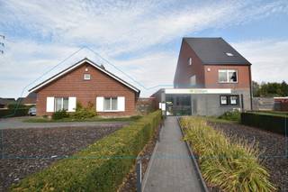 Instapklare villa op ruim perceel van +/- 30 are met aansluitend een modern handelsgelijkvloers/kantoorruimte van 101 m². Op de oprit en vóór...