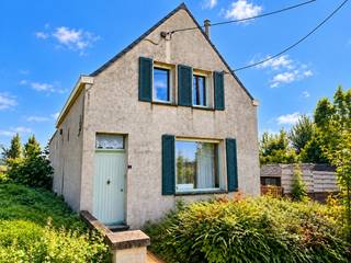 landelijk gelegen alleenstaande woning op een uiterst rustige locatie met mooie uitzichten<br /><br />woning te renoveren of als prachtig perceel bouwgrond<br /><br /><strong>***** rust, ruimte en een prachtig landelijk uitzicht in Houthulst-Klerken *****</strong><br /><br />bent u op zoek naar een plek waar je nog écht van rust en ruimte kunt genieten?<br /><br />deze alleenstaande landelijke woning ligt op een bijzonder rustige locatie in Houthulst-Klerken, omgeven door groen en mooie open uitzichten<br /><br />het perceel van maar liefst 1.095 m² biedt heel wat mogelijkheden voor wie droomt van landelijk wonen<br /><br />de woning is te renoveren en beschikt momenteel over een ruime, lichtrijke woonkamer, ingerichte keuken en badkamer, veranda, 2 slaapkamers, bergruimte, kelder en garage<br />buiten is er een mooie, grote tuin waar rust en privacy centraal staan<br /><br />een eigendom met potentieel : ideaal voor wie de bestaande woning volledig naar eigen smaak wil renoveren of op zoek is naar een mooi en uniek bouwperceel met mogelijkheden<br />