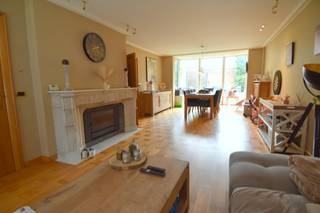 Deze verzorgde gezinswoning combineert ruimte, charme en een uitstekende ligging vlakbij het centrum van Bissegem. Scholen, winkels en belangrijke invalswegen bevinden zich in de onmiddellijke omgeving, wat zorgt voor vlotte verbindingen en een bijzonder aangenaam wooncomfort.<br /><br />Indeling als volgt:<br />Bij het betreden van de woning wordt u verwelkomd in een mooie inkomhal met authentieke uitstraling, waar u meteen de warme sfeer van het huis ervaart. Apart toilet.<br />De woning beschikt over een ruime en lichtrijke leefruimte met open haard en een volledig geïnstalleerde keuken, voorzien van alle comfort.<br />Verder zijn er nog een kelder en een praktische bergruimte aanwezig. <br /><br />Op de eerste verdieping bevinden zich 3 volwaardige slaapkamers.<br />Comfortabele badkamer uitgerust met ligbad, douche en dubbele lavabo.<br />Ook hier treffen we een apart toilet.<br /><br />De aangename tuin met aangelegd terras vormt een fijne buitenruimte om te ontspannen.<br />Vanuit de tuin heeft u bovendien toegang tot een polyvalente ruimte van ca. 70 m², vroeger ingericht als schoenenwinkel. Deze ruimte biedt tal van mogelijkheden, zoals een hobbyruimte, praktijk of bureau. Er is een apart sanitair (toilet en lavabo) voorhanden.<br />Eveneens is er een rechtstreekse toegang van de straatkant.<br /><br />EXTRA TROEVEN: zolder met meer opbermogelijkheden, grotendeels dubbele beglazing, ...<br /><br />Onze ref. DEV4991