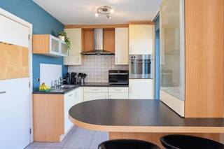 <p><span>Ruim appartement met 3 slaapkamers, terras en garage te Baasrode | Bezoek op afspraak</span></p><p><span> </span></p><p><span>Dit appartement is gelegen in het gezellige Baasrode, tussen Dendermonde en Buggenhout. Door zijn centrale ligging bevindt het appartement zich op enkele minuten van openbaar vervoer, scholen, allerlei handelszaken en bovendien geniet het een vlotte verbinding naar meerdere steden. </span></p><p><span>Het appartement maakt deel uit van de residentie "Den Briel" - dat werd gebouwd in 2003 - en bevindt zich op de eerste verdieping. Met zijn </span><span>90m2</span><span> bewoonbare oppervlakte en</span><span> 3 slaapkamers</span><span> biedt dit appartement een uitermate ruim en comfortabel gevoel, ideaal voor wie opzoek is naar een aangename woonomgeving. </span></p><p><span> </span></p><p><span>Als indeling:</span></p><p><span>Bij het betreden van het appartement komt men in de inkomhal met ingemaakte kasten en apart toilet. Via de glazen deur bereikt men de uitermate ruime en lichtrijke leefruimte met aansluitend de volledig uitgeruste open keuken. Vanuit de keuken heeft men toegang tot de praktische aparte berging en kan men ook het gezellige terras bereiken waarop u rustig kan genieten. Verder is er nog een nachthal die uitgeeft op de 3 slaapkamers en de badkamer die uitgerust is met een bad met douche. </span></p><p><span> </span></p><p><span> </span></p><p><span>De verwarming is voorzien op CV op aardgas met een condensatie ketel | elektriciteit volledig </span><span>CONFORM</span><span> volgens het </span><span>AREI </span><span>| ramen in pvc met dubbel </span><span>HR-glas</span><span> |</span><span> </span><span>deze woning heeft een mooie energiewaarde van </span><span>111 kwh/m² </span><span>en een </span><span>LABEL B </span><span>waardoor u kan genieten van een laag energieverbruik en ook </span><span>GEEN renovatieplicht</span><span> hebt in deze woning | de woning is ook </span><span>asbestveilig.</span></p><p><span> </span></p><p><span>Ruime garage voor een auto en fietsen, </span><span>verplicht</span><span> aan te kopen aan 30.000,00 euro. </span></p><p><span> </span></p><p><span>Aankoop reeds mogelijk met 2 % registratierechten voor eigen bewoning of wie opzoek is naar een opbrengst eigendom (momenteel verhuurd) met een </span><span>zeer aantrekkelijk rendement (op aanvraag). </span></p><p><span> </span></p><p><span>Voor meer info of een bezoek: </span><span><span>info@immotwins.be</span></span><span> - 052/55.55.55.</span></p>