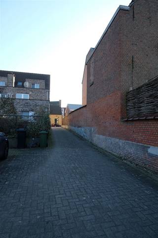 <p><span>Buitenstaanplaats te huur achter gebouw. Onmiddellijk beschikbaar. Er is een beugel voorzien op de staanplaats.</span></p>