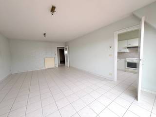 mogelijkheid tot aankoop van achterliggende garagebox…<br /><br />Dit mooi appartement is gelegen in een klein appartementsblok. Dat zorgt voor de nodige rust. De gevel weerspiegelt ook meteen de schoonheid waarmee het appartement is ontworpen. Er is een lichtrijke living met aansluitend een ingerichte keuken. Vanuit deze leefruimte hebben toegang tot het voorste terras. Achteraan zijn er twee slaapkamers, waarbij de kleinste kamer beschikt over een zonneterrasje waar het zalig verpozen is. Er is een badkamer met lavabo, bad en aansluiting voor de wasmachine. Daarnaast is er in de inkomhal eveneens een gastentoilet.<br />Achter het gebouw is een garagecomplex. <br /><br />Het appartement is perfect voor eigen bewoning of als opbrengsteigendom. <br />Dit schitterende appartement is zeker het bezoeken waard!<br />Gelegen op een boogscheut van de belangrijke invalswegen.