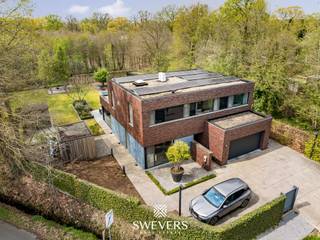 Voor meer info en foto’s, surf naar www.swevers.be– Deze instapklare open bebouwing in Heusden-Zolder (Pannewinning 23) combineert moderne afwerking...