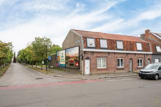 Deze te renoveren woning langs de Raverschootstraat te Eeklo biedt een uitstekende kans voor wie op zoek is naar een betaalbare gezinswoning die naar eigen smaak en stijl kan worden ingericht. De woning is rustig gelegen vlakbij het centrum van Eeklo, met winkels, scholen en openbaar vervoer op wandel- of fietsafstand. <br /><br /><strong>Indeling van de woning:</strong><br /><br /><strong>Gelijkvloers:</strong><br />U komt binnen in een ruime inkomhal die toegang geeft tot de leefruimte. De woonkamer is lichtrijk en biedt voldoende ruimte voor een gezellige zithoek en eetplaats. Aansluitend bevindt zich de keuken, met daarachter een praktische badkamer. Deze ruimtes kunnen mits renovatie omgevormd worden tot een eigentijdse leefomgeving.<br /><br /><strong>Verdiep:</strong><br />Op de bovenverdieping vindt U drie volwaardige slaapkamers. Elke kamer biedt voldoende mogelijkheden om comfortabel en functioneel ingericht te worden.<br /><br /><strong>Tuin:</strong><br />Achteraan de woning bevindt zich een knus tuintje waar U heerlijk kan genieten van de buitenlucht. Een extra troef is de handige uitweg achteraan, die rechtstreeks toegang geeft tot de straat – ideaal voor fietsen, afval of verbouwingswerken. <br /><br /><strong>Extra kenmerken:</strong><br />✅ Gelegen vlakbij het centrum van Eeklo<br />✅ Drie slaapkamers<br />✅ Tuintje met achteruitgang<br />✅ Volledig naar eigen wens te renoveren<br />✅ Interessante investering of starterswoning<br /><br />Deze woning is ideaal voor wie op zoek is naar een betaalbaar renovatieproject op een centrale locatie.<br /><br /><strong>Meer te weten komen over deze charmante woning? Plan vandaag nog uw bezoek!</strong>