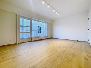 Découvrez ce studio récemment entièrement rénové à Bredene, situé dans un petit immeuble calme. Grâce à la pompe à chaleur moderne, vous pouvez profiter d'un espace de vie confortable et économe en énergie tout au long de l'année.<br /><br />Ce studio prêt à emménager est situé dans un endroit très calme, à deux pas des dunes, de la plage et de magnifiques sentiers de randonnée et pistes cyclables. Idéal pour ceux qui aiment la nature, la détente et l'atmosphère côtière typique de Bredene. De plus, les commerces, les transports en commun et les équipements quotidiens sont facilement accessibles.<br /><br />Les avantages de ce studio à Bredene :<br />-Entièrement rénové avec des matériaux de qualité<br />-Économe en énergie grâce à la pompe à chaleur<br />-Petit bâtiment calme<br />-Près des dunes, de la plage et de la nature<br />- Salle de bain moderne<br />- Salon lumineux et confortable <br />- Cuisine moderne<br /><br />Ce studio est parfait pour ceux qui recherchent une combinaison de paix, de confort et d'un emplacement privilégié en bord de mer.<br /><br />Intéressé par ce studio à louer à Ostende ?<br />Naviguez sur www.dewaele.com, trouvez la propriété et cliquez sur le bouton rouge « Demandez votre visite ». Remplissez brièvement votre profil et nous vous contacterons pour une visite. Attention : aucun rendez-vous ne peut être pris par téléphone.<br />Demandez une visite<br />