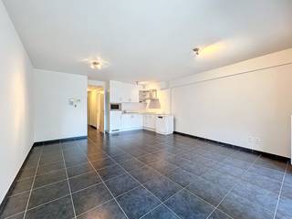 Centraal gelegen appartement met zijdelings zeezicht, midden in het commerciële centrum.Indeling: Inkomhal met gastentoilet. Lichte woonkamer met...