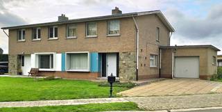 Te renoveren woning HOB met 4 slaapkamers op 439 ca gelegen in een rustige buurt.Indeling:gelijkvloers : Inkomhal met gastentoilet, living, keuken,...