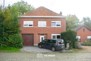 VALIMMAS verkoopt deze landelijk gelegen karaktervolle woning met garage en zuidgerichte tuin....
Het gelijkvloers bestaat uit een inkomhal, een salon en eetkamer, een ingerichte keuken met eethoek, een wasplaats, een toilet, een garage en een berging.
De verdieping omvat een nachthal/overloop met toilet, drie ruime kamers (waarvan twee met een dressing), en een badkamer met ligbad.
De zolderverdieping is stemmig ingericht als grote vierde slaapkamer.
Er is tevens een kelder beschikbaar.
Dit betreft een heel degelijke en solide constructie met alle nodige basiscomfort, maar interieurs en inrichting nog op te knappen en te moderniseren
Magnifieke ligging, in een groene en landelijke setting tussen Asse-ter-Heide en Meldert, nabij natuurgebied ‘Kravaalbos’ en mooie uitgestrekte kouters.