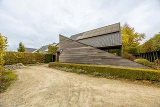 In de rustige Zolderstraat te Otegem vind je deze alleenstaande villa met unieke architectuur. De woning ligt erg landelijk en biedt volop privacy...
