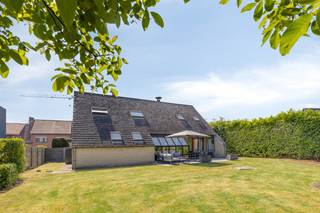 Op een gunstige locatie bevindt zich deze ruime gezinswoning, oorspronkelijk gebouwd in 1987 en grondig gerenoveerd in 2005. Dankzij haar bewoonbare oppervlakte van maar liefst 250 m², gecombineerd met een perceeloppervlakte van 666 m², biedt deze woning alle ruimte voor comfortabel wonen.Binnenin geniet u van een lichtrijke en praktische indeling met vier ruime slaapkamers, waardoor deze woning uitermate geschikt is voor gezinnen of wie extra ruimte wenst voor een bureau, hobbykamer of logeerkamer. Daarnaast beschikt de woning over een garage en voldoende bergruimte.Buiten vormt de ruime tuin een absolute troef. Hier kunt u in alle rust genieten van het buitenleven, terwijl er tegelijkertijd voldoende plaats is voor spelende kinderen, tuinliefhebbers of gezellige momenten met familie en vrienden.De ligging is bijzonder interessant dankzij de vlotte verbinding naar het centrum van Roeselare en Rumbeke. Scholen, winkels, openbaar vervoer en diverse voorzieningen bevinden zich in de nabije omgeving. Bovendien bereikt u de E403 in slechts enkele minuten, wat zorgt voor een uitstekende bereikbaarheid.Indeling van dit alleenstaand huis te Rumbeke:Gelijkvloers- inkomhal met gastentoilet- woonkamer- open keuken- berging - garage met elektrische poortEerste verdieping:- nachthal- 4 slaapkamers- badkamerZolder- geïsoleerd- vlizo trapTroeven van het huis: - rustige ligging- ZW-gerichte tuin - recent gerenoveerd Bent u op zoek naar een ruime woning met een uitstekende ligging en tal van mogelijkheden? Dan is deze eigendom zeker een bezoek waard. Contacteer ons vandaag nog voor meer informatie of een bezichtiging.De eigendom wordt aangeboden via de Pre-sale formule. Van 22/06/2026 om 09:00 tot 27/06/2026 om 12:00 kan u de woning op afspraak komen bezichtigen en een bod uitbrengen. De vermelde prijs is een instelprijs. Voor meer info, gelieve contact op te nemen met de dossierverantwoordelijke.Dit pand is onderworpen aan de renovatieverplichting van de Vlaamse overheid voor residentiële gebouwen (behoudens bij sloop binnen 5 jaar na de aankoop). Consulteer voor meer informatie de website van het Vlaams Energie- en Klimaatagentschap via https://www.vlaanderen.be/een-woning-kopen/renovatieverplichting-voor-residentiele-gebouwenBestuursmaatregelen in het maatregelenregister: nee