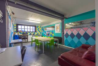 In Sint-Jans-Molenbeek bevindt zich deze praktische bergplaats met een totale oppervlakte van ca. 270 m². De ruimte is functioneel ingedeeld...