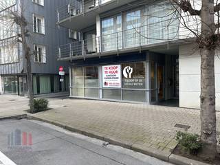 Op een toplocatie langs de Rijselsestraat in Kortrijk, één van de belangrijkste invalswegen  en uitgevend op de Grote Markt, bevindt zich dit ruime...