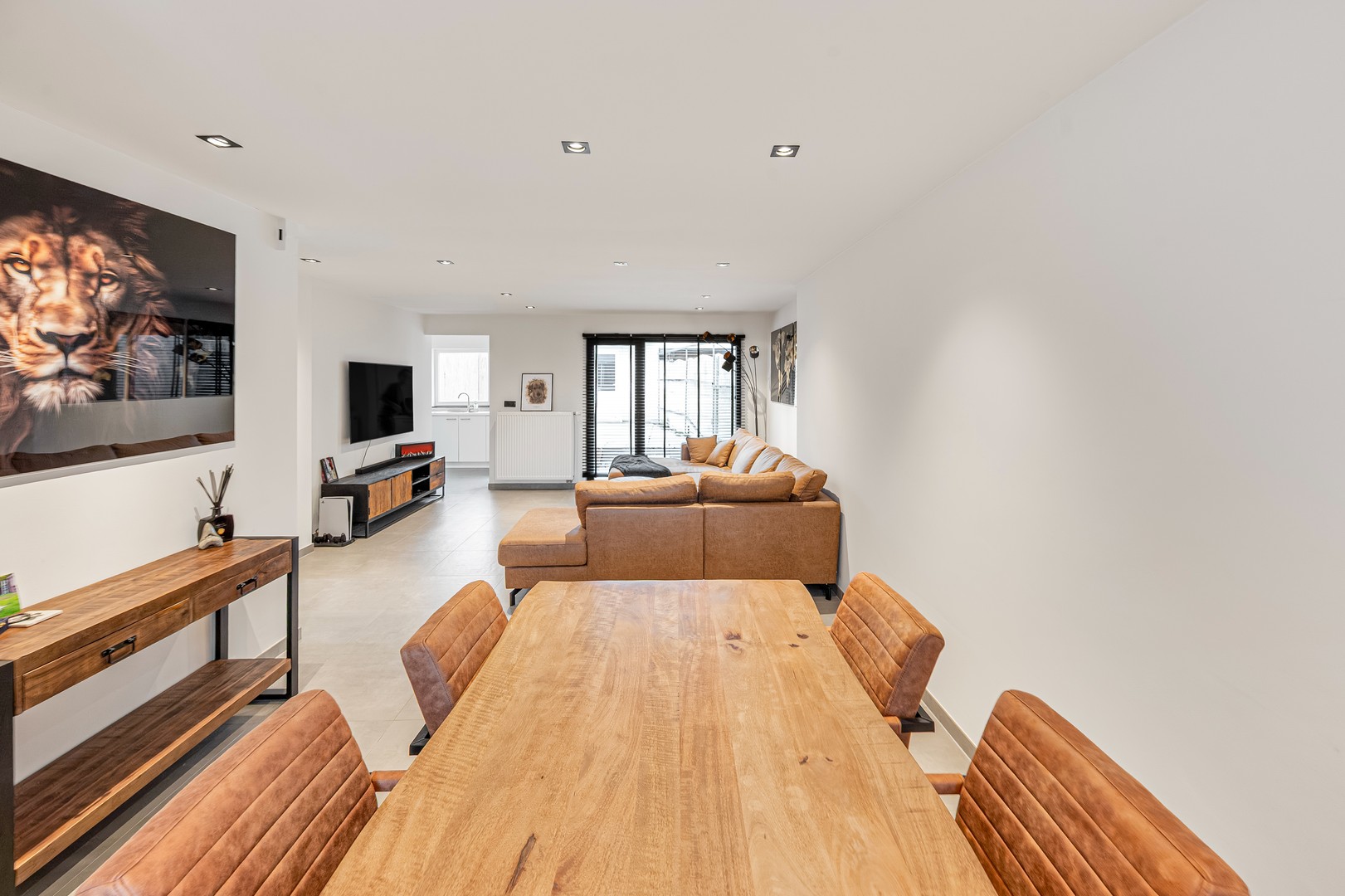 Gerenoveerde starterswoning achterin gelegen met leuk zonneterras en 3 slkmrs! - photo 2