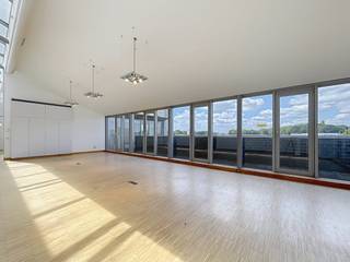 Ce bureau lumineux est à louer et est situé près de l'E17 à Lokeren. De ce fait, le bâtiment bénéficie d'un accès très facile en voiture. De plus,...