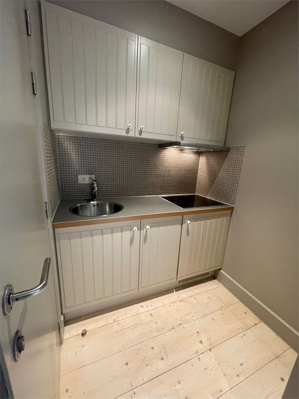 Recent vernieuwde studio met slaapmezzanine in herenhuis aan St-Pietersstation. - foto 5