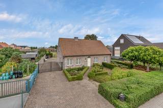 <p>Op zoek naar een woning met veel ruimte, en veel mogelijkheden op een ruim perceel?<br />Deze open bebouwing met casco verdiep in de Markettestraat in Vinkt biedt een uitstekende basis voor wie het aanwezige potentieel weet te waarderen.</p><p>De woning is rustig gelegen op een groot perceel van maar liefst 1.762 m², waardoor u hier geniet van een aangename omgeving, ruimte en privacy.<br />Tegelijkertijd is het centrum van Deinze dichtbij en zijn verder allerhande faciliteiten zoals winkels, scholen, horeca en andere dagelijkse voorzieningen vlakbij. Ook op- en afrit van autosnelweg E40 en E17 zijn vlot bereikbaar.</p><p>Op het gelijkvloers beschikt de woning over een inkomhal, een ruime woonkamer, keuken, praktische wasplaats, garage, twee slaapkamers, een badkamer met toilet en een afzonderlijk gastentoilet.<br />De gelijkvloerse indeling maakt de woning dus bijzonder interessant voor wie levenslang wonen op het gelijkvloers voor ogen heeft.</p><p>Verder is de verdieping een absolute troef. Deze beschikt momenteel over een bijzonder grote open ruimte van meer dan 100m², met een stevige betonnen tussenvloer.<br />Dankzij de aanwezige vaste trap zijn hier tal van mogelijkheden om de bestaande woonoppervlakte aanzienlijk uit te breiden en een volwaardige bovenverdieping te creëren, bijvoorbeeld met bijkomende slaapkamers, een hobbyruimte, bureau, etc.</p><p>Kortom, de mogelijkheid om een ruime open bebouwing volledig naar eigen smaak en hedendaagse normen te transformeren.<br />In combinatie met het uitzonderlijk ruime perceel biedt dit pand een bijzonder interessant potentieel.</p>