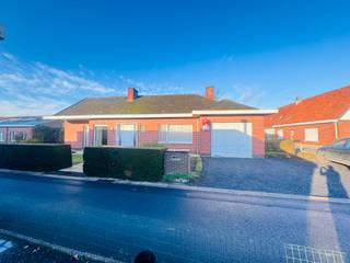 Ledegem - Rustig gelegen woning met 3 slaapkamers, garage + magazijn te koop.Indeling:Inkom, aparte wc, living met open haard, badkamer, 2...