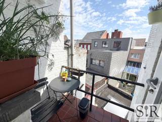 <p><span>Gezellig appartement in Mechelen in een kleinschalig gebouw zonder lift (dus lage gemene kosten). Rustig gelegen en toch midden in het bruisende stadscentrum. Een vlotte verbinding naar de stadsring en op nog geen 3 minuutjes te voet van de Grote Markt. Dit gezellige appartement heeft alles wat je nodig hebt met bovendien nog een gezellig terrasje in het centrum van Mechelen. <br /><br /></span><span>Indeling: Ruime inkomhal met ingebouwde kasten. Grote leefruimte met veel lichtinval door de gevelbrede ramen. Deze wordt aangevuld met een directe doorgang naar de keuken en het terras. Het appartement beschikt over 2 slaapkamers waarvan 1 met een bergruimte en er is bovendien een aparte berging boven, alsook een private kelderbering gekoppeld aan het appartement. De badkamer is uitgerust met een bad en aansluitingen voor wasmachine en droogkast. Op het gelijkvloers is er een autostaanplaats die bij aan te kopen is bij het appartement.</span></p>
<p><span><br />Concreet: Een instapklaar appartement met 2 slaapkamers, een gezellig terras en veel bergruimte in hartje Mechelen. </span><span>Vlotte verbinding naar de stadring en openbaar vervoer binnen handbereik. Op nog geen minuut fietsen van de Grote Markt en op wandelafstand van de Kruidtuin.<br /></span><span>Ondergrondse staanplaats bij aan te kopen voor: €29.000,-<br /><br /></span>Contacteer ons (info@immosir.be of 015/65.50.05) om een afspraak in te plannen!</p>