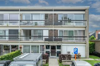 <p><span>Gezellig appartement met 2 slaapkamers en gemeenschappelijke tuin.</span></p><p><span>Het appartement bevindt zich op de tweede verdieping van een klein gebouw en is zeer rustig gelegen in een doodlopende straat op wandelafstand van winkels, openbaar vervoer en Station Kontich-Lint.</span></p><p><span>Indeling:</span></p><p><span>inkomhal met ingemaakte vestiairekast, lichtrijke leefruimte (ca. 34 m²): zithoek, open geïnstalleerde keuken met kookeiland en zitgedeelte met aansluitend het terras, twee slaapkamers (ca. 12 m² en 10 m²), praktische bergkamer (eventueel in te richten als derde slaapkamer/kinderkamer), badkamer met inloopdouche, en een apart toilet. Bij het appartement hoort een privatieve kelder.</span></p><p><span>Extra info:</span></p><p><span>- elektrische installatie is conform het AREI</span></p><p><span>- gunstig EPC Energielabel B</span></p><p><span>- gemeenschappelijke tuin</span></p><p><span>- een garagebox wordt optioneel aangeboden</span></p>