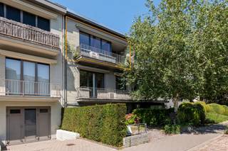 <p><span>Vlakbij het centrum van Brasschaat vinden we dit appartement (V2) met twee slaapkamers en terras. </span></p><p><span> </span></p><p><span>We betreden het appartement langs de inkomhal (met een nis voor het creëren een vestiaire), welke ons links toegang geeft tot de leefruimte. Deze leefruimte is beperkt in oppervlakte, doch biedt wel degelijk voldoende plaats voor een zithoek en een eetkamer. De leefruimte werd bovendien voorzien van airconditioning. Ideaal voor de warme zomerdagen!</span></p><p><span> </span></p><p><span>Via de leefruimte komen we in de keuken, welke beschikt over voldoende kastruimte en de volgende uitrusting: kookplaat, dampkap, spoelbak, vaatwasser en koel/vriescombinatie. Langs de keuken kunnen we toegang nemen tot het terras, welk zich aan de straatkant bevindt.</span></p><p><span> </span></p><p><span>Verder geeft de inkomhal ons ook nog toegang tot het apart toilet, de badkamer en de twee slaapkamers. In de badkamer vinden we naast de douche en het lavabomeubel, ook de voorzieningen voor wasmachine en droogkast terug. </span></p><p><span> </span></p><p><span>De maandelijkse huurprijs bedraagt € 875,00. Geen gemeenschappelijke kosten.</span></p><p><span> </span></p><p><span>Het appartement is geschikt voor twee (=ideaal), maximaal drie personen.</span></p><p><span> </span></p><p><span>Is uw interesse gewekt? Wel, dan wil ik U vragen mij te contacteren via mail (stijn@vastgoedbardyn.be) en/of WhatsApp (0478/95.01.51). </span></p><p><span> </span></p>