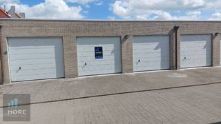 <br />Individuele en privatieve garagebox gelegen in de Knokkestraat te Heist aan Zee. Voorzien van verlichting en stopcontact. Geautomatiseerde gemeenschappelijke sectionale inrijpoort. Zeer gemakkelijk in en uit te rijden.<br /><br /><br /><span><strong>Tehuurstelling onder voorwaarden; Zie www.more.be, "bijlagen"  en onder voorbehoud van beschikbaarheid.</strong></span><br /> 