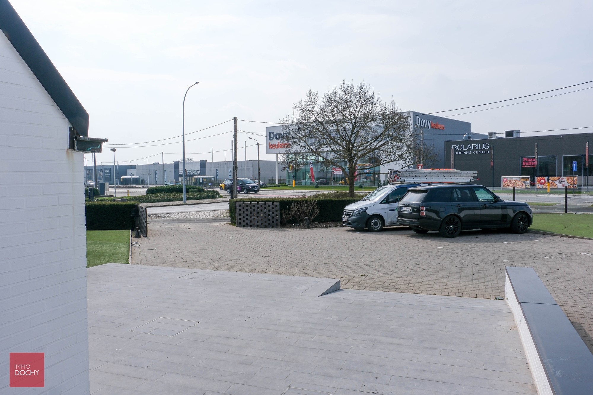 Commercieel gelegen kantoorcomplex met privé-woonst (villa) - foto 4