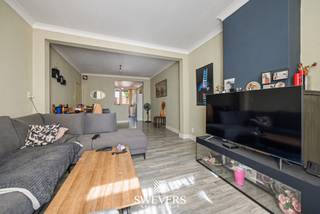 Voor meer info en foto’s, surf naar www.swevers.be – In het hart van Leopoldsburg, aan het Koningin Astridplein 20, bevindt zich dit interessante opbrengsteigendom met twee ruime, momenteel verhuurde appartementen. Het gebouw dateert oorspronkelijk uit 1918 en werd grotendeels gerenoveerd in 2018, waarbij belangrijke structurele werken zoals nieuwe ramen, een nieuw dak, … reeds werden uitgevoerd. Aparte meters voor gas en water ondersteunen de opdeling in twee wooneenheden. Het gelijkvloerse appartement beschikt over een inkomhal, een living en leefruimte van ca. 28,8 m², een keuken van ca. 8,4 m², badkamer, cv-ruimte, slaapkamer van ca. 12,1 m² en een afzonderlijke berging. Achteraan is er toegang tot een eigen koer. Het tweede appartement strekt zich uit over de eerste en tweede verdieping. Op de eerste verdieping bevinden zich een living, aparte keuken, badkamer, slaapkamer van ca. 15,2 m² en berging. De bovenste verdieping telt nog twee ruime slaapkamers van ca. 22,8 m² en 18 m². In totaal beschikt het gebouw over vijf slaapkamers. De centrale ligging is een belangrijke troef. Winkels, kinderopvang en ontspanning liggen op ca. 150 meter, openbaar vervoer op amper 145 meter en scholen op ca. 540 meter. Dankzij de twee verhuurde appartementen, praktische indeling en renovaties vormt dit pand een interessante opportuniteit voor investeerders. Voor meer informatie, bel 011 255 155.