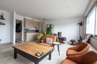 <div><div> <p>Modern appartement van 67 m² met terras.</p><p>Dit recente appartement is gelegen op de 1ste verdieping van een verzorgd gebouw met lift. De leefruimte is voorzien van een tegelvloer en sluit aan op de open, ingerichte keuken met keramische kookplaat, dampkap, vaatwasser en koelkast. Aan de voorzijde bevindt zich een terras van 6 m². Het appartement beschikt over twee slaapkamers, waarvan één kleinere kamer. De badkamer is uitgerust met een douche en wastafelmeubel. Verder is er een afzonderlijk toilet met handenwasser. Daarnaast is er een gemeenschappelijke fietsenberging. De algemene onkosten bedragen € 40 per maand en omvatten onder meer het elektriciteitsverbruik van de gemene delen en de lift.</p></div> </div>