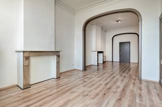 Stylish one-bedroom apartment located in the bustling heart of Antwerp, in a characterful neighborhood close to the KSMK, the city center, and major access roads. Located on the second floor of a building with a historic facade. The property effortlessly combines authentic charm with contemporary living comfort.

The living space is finished with warm wooden floors and bathed in natural light thanks to the large windows. 
The kitchen is practically designed and equipped with the necessary appliances. The bathroom has a modern finish with stylish gray tiles, a glass-walled shower, and contemporary sanitary ware. The bedroom is quietly located at the rear of the building and offers enough space for a comfortable bed and storage options, with access to a pleasant covered terrace.
Storage room with connection for washing machine and dryer.

Thanks to its excellent location, you are within walking distance of shops, cozy restaurants, public transport, and cultural hotspots. An ideal home for those who want to combine Antwerp city life with pleasant living.

Interested? Contact Laura at laura@immoaccenta.be