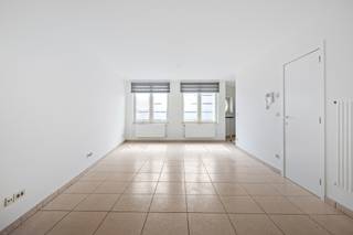 <p>Bent u op zoek naar een comfortabel appartement op een centrale ligging? Dan is dit instapklare appartement op de eerste verdieping in het centrum van Weelde de ideale woonst voor u. Dankzij de gunstige ligging bevinden winkels, openbaar vervoer en andere voorzieningen zich op wandelafstand.</p>
<p>Het appartement beschikt over een aangename en lichtrijke leefruimte, twee ruime slaapkamers, een zeer ruim terras en een praktische garage. De verzorgde afwerking en functionele indeling zorgen ervoor dat u hier meteen comfortabel kunt wonen.</p>
<p><strong>Indeling:<br /></strong>Bij het betreden van het appartement komt u terecht in de inkomhal, die toegang biedt tot de verschillende ruimtes.</p>
<p>De woonkamer biedt voldoende plaats voor een gezellige zithoek en een eethoek. Dankzij de ramen geniet de ruimte van veel natuurlijk licht, wat zorgt voor een open en aangename sfeer.</p>
<p>Aansluitend bevindt zich de keuken, uitgerust met een AEG-vaatwasser, koelkast en een kleine vriezer. Naast de keuken bevindt zich een praktische berging/wasplaats met aansluitingen voor een wasmachine en droogkast, evenals extra opbergruimte.</p>
<p>Het appartement beschikt over twee comfortabele slaapkamers, beide afgewerkt met een onderhoudsvriendelijke laminaatvloer.</p>
<p>De badkamer werd recent volledig vernieuwd en is modern ingericht met een ruime inloopdouche en wastafel. Ook het afzonderlijke gastentoilet met wastafel werd vernieuwd.</p>
<p>Een absolute troef van dit appartement is het ruime terras, dat rechtstreeks toegankelijk is vanuit beide slaapkamers. Het terras biedt voldoende ruimte voor een tuinset en een gezellige loungehoek. De ideale plek om in alle rust van het buitenleven te genieten.<br /><br />Bij het appartement hoort een praktische garage met elektriciteitsvoorziening. Naast het stallen van een auto biedt deze ruimte ook extra mogelijkheden voor opslag en opberging.</p>
<p><strong>Voorzieningen:<br /></strong>- Voorzien van een videofoon<br />- Lift aanwezig in het gebouw<br />- Elektrische installatie conform het goedgekeurde certificaat<br />- Gunstige EPC-score van 120 kWh<br />- Garage met elektriciteitsvoorziening<br />- Centrale ligging nabij winkels en diverse voorzieningen<br /><br />Dit appartement is ideaal voor wie op zoek is naar een ruim en verzorgd appartement op een centrale locatie, met het comfort van een instapklare woning en de extra troeven van een groot terras en een garage.<br /><br />De vermelde huurprijs is exclusief servicekosten. De servicekosten zijn momenteel in aanvraag bij de syndicus.</p>
<p>Voor meer informatie of het plannen van een bezichtiging kunt u contact met ons opnemen via +32 (0) 14 65 03 79 of mail naar info@verlouwvastgoed.be.</p>