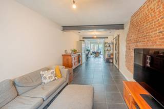 <p>Bij het binnenkomen van de woning wordt u verwelkomd in de inkomhal, die toegang biedt tot de berging, de kelder en de ruime leefruimte.</p><p>Met een oppervlakte van maar liefst 163m² biedt de leefruimte heel wat mogelijkheden. Hier creëert u moeiteloos een gezellige zithoek én een ruime eetplaats, ideaal om comfortabel te wonen en gasten te ontvangen.</p><p>Op het gelijkvloers bevinden zich daarnaast een eerste badkamer en een apart toilet, wat zorgt voor extra praktisch comfort.</p><p>Achteraan de woning vindt u de volledig geïnstalleerde keuken, waar u geniet van een mooi zicht op de tuin. De tuin zelf is een leuke extra troef en beschikt bovendien over een handige achteruitweg, ideaal voor fietsen of tuinmateriaal.</p><p>Ook op de eerste verdieping heeft deze woning heel wat potentieel. Volgens de architectenplannen kunnen hier drie volwaardige slaapkamers ingericht worden, samen met een tweede badkamer en toilet. Verder is er nog voldoende ruimte voorzien om een vaste trap naar de zolderverdieping te plaatsen.</p><p>De ruime zolder biedt op zijn beurt de mogelijkheid om nog twee extra slaapkamers te creëren. Zo kan deze woning uitgroeien tot een ruime gezinswoning met maar liefst vijf slaapkamers en twee badkamers — perfect voor grote gezinnen of wie graag extra ruimte heeft.</p><p>In 2023 werden er grondige renovatiewerken uitgevoerd. Zo werd het achterste gedeelte van de woning uitgebreid, werden alle ramen vervangen en kreeg de woning een volledige opfrissing.</p><p></p><p>Stedenbouwkundige informatie: Vg- Wg – Gdv – Gvkr -Gvv</p><p></p><p>Wenst u meer informatie of wilt u alle documenten raadplegen? Neem dan snel contact met ons op of bekijk alle documenten via: www.malines-group.be</p><p></p>