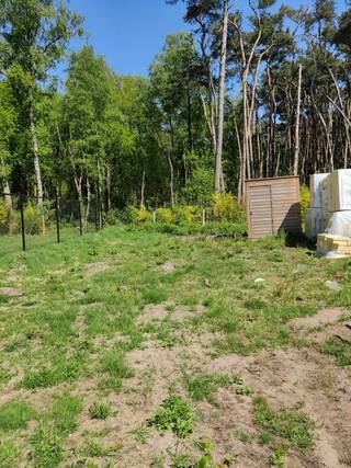 Mooi stukje bouwgrond voor half open bebouwing rustig gelegen en vlak bij het dorpscentrum van Sint Antonius.<br />Met een grondoppervlakte van 400m².<br /><br />De bouwgrond heeft een bouwvergunning voor een mooie grote half open woning.<br /><br />Wat is er vergund:<br />volledig onder keldert (7x17m)<br />gelijkvloers (7x17m)<br />1ste verdieping (7x14m)<br />2de verdieping onder het dak (7x9m)<br />Achter in de tuin mag een tuinberging geplaatst worden van 20m²<br /><br />