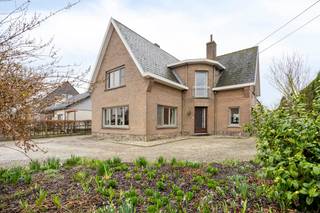 Ontdek deze solide gezinswoning gelegen in de Reytstraat te Nederename (Oudenaarde). Dit op te frissen pand telt 4 ruime slaapkamers en...