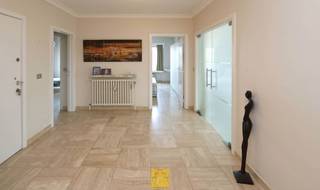 Dit mooie hoekappartement is gelegen op de derde verdieping en biedt een schitterend uitzicht op de Sint-Baafskerk en de Torhoutse Steenweg...