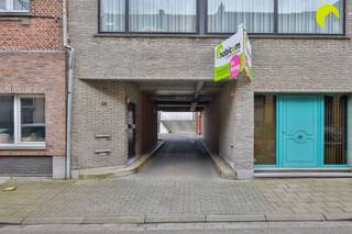 Centrally located, in the Deurnestraat in Mortsel, these 7 garage boxes are offered for sale.Some boxes are rented, two are immediately available. *...