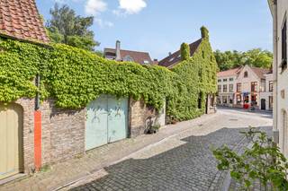 Dit uitstekend gelegen, karaktervol hoekpand biedt heel wat potentieel en kan zowel als horecazaak, kantoor (vrij beroep) of handelsruimte gebruikt worden. Werken en wonen in een karaktervol pand, gelegen vlakbij de Katelijnepoort, op een toplocatie, het kan!<br /><br /><u>Ligging:</u><br /><br />Op wandelafstand van zowel het historische centrum van Brugge als het station, geniet dit pand van een uitstekende bereikbaarheid. De ligging op een hoek zorgt bovendien voor een maximale zichtbaarheid én veel natuurlijke lichtinval.<br /><br /><u>Indeling:</u><br /><br />- Ruime bureelruimte met veel lichtinval<br />- Aparte vergaderzaal of ontvangstruimte<br />- Gescheiden toiletten<br />- 2 bovenverdiepingen met mogelijkheid tot het inrichten van bijkomende kantoren of werkruimtes of te gebruiken als woonst<br />- 3 private parkeerplaatsen<br /><br /><u>Troeven:</u><br /><br />- Ideaal voor een vrij beroep, consultancykantoor, creatieve onderneming of horecazaak<br />- Centrale, strategische ligging,<br />- Visibiliteit<br />- Grote indelingsvrijheid om het pand naar eigen noden te renoveren<br /><br />Het pand dient opgefrist/gerenoveerd te worden maar biedt dankzij zijn structuur en locatie een uitzonderlijke basis voor een professionele invulling op maat.<br /><br />Meer info of een bezoek inplannen? Contacteer DRL Vastgoed, 050 65 95 95 of info@drlvastgoed.be