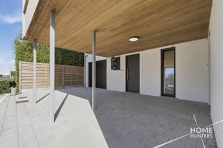 Ontdek deze ruime en lichtrijke nieuwbouwwoning in Residentie Poorterhof te Langemark-Poelkapelle. Met een leefruimte van ca. 40 m², tuin, garage en sterke energieprestaties biedt deze woning een mooie combinatie van ruimte, comfort en toekomstgericht wonen.<br /><br />Op het gelijkvloers bevindt zich een inkomhal met apart toilet, een lichtrijke leefruimte met open ingerichte keuken en kookeiland, een praktische berging/wasplaats en een inpandige garage. Vanuit de leefruimte heeft u rechtstreeks toegang tot het terras en de tuin.<br /><br />De eerste verdieping omvat een ruime slaapkamer met privatief terras, een kinderkamer/bureau/dressing, een badkamer met inloopdouche, ligbad en dubbel lavabomeubel en een apart toilet.<br /><br />Op de tweede verdieping vindt u nog een volwaardige slaapkamer en een tweede badkamer met ligbad.<br /><br />Troeven:<br />* EPC A-label<br />* 3 slaapkamers<br />* 2 badkamers<br />* Garage + overdekte staanplaats<br />* Tuin en terras<br />* Vloerverwarming<br />* Lucht-waterwarmtepomp en zonnepanelen<br />* Regenwaterput van 5.000 liter<br />* Elektriciteit conform en asbestveilig<br /><br />Aankoop mogelijk aan 6% btw i.p.v. 21%, onder voorwaarden<br /><br />Een instapklare nieuwbouwwoning waar licht, ruimte en energiezuinig comfort centraal staan.