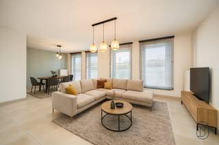 Découvrez cet appartement moderne situé au Stationsstraat 100 bus 103 à Landegem, bénéficiant d’un emplacement central proche des commerces, écoles...