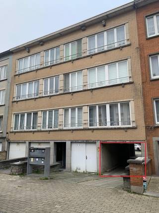 Immo David stelt voor: een uitstekend gelegen, gesloten garagebox van 20 m² met elektriciteit, ideaal als rendabele investering, extra opslagruimte...